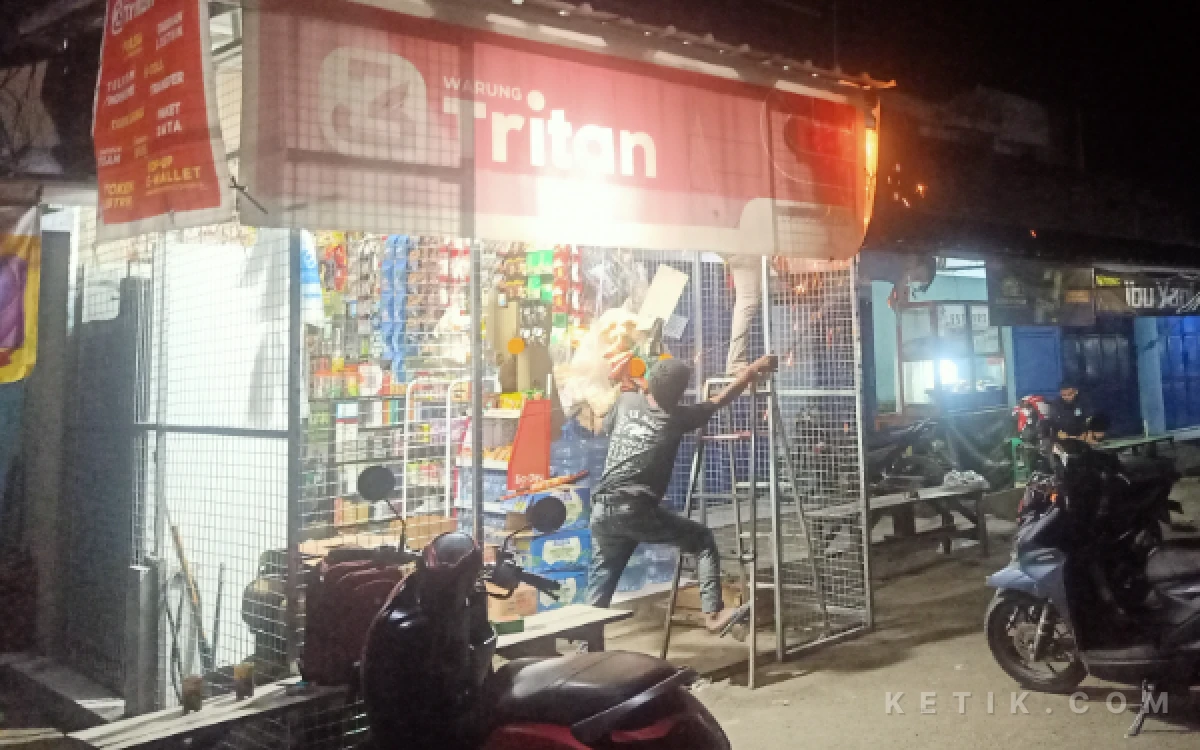 Foto Sedang melakukan pembongkaran. (Foto: Abdul Kohar/Ketik.com)