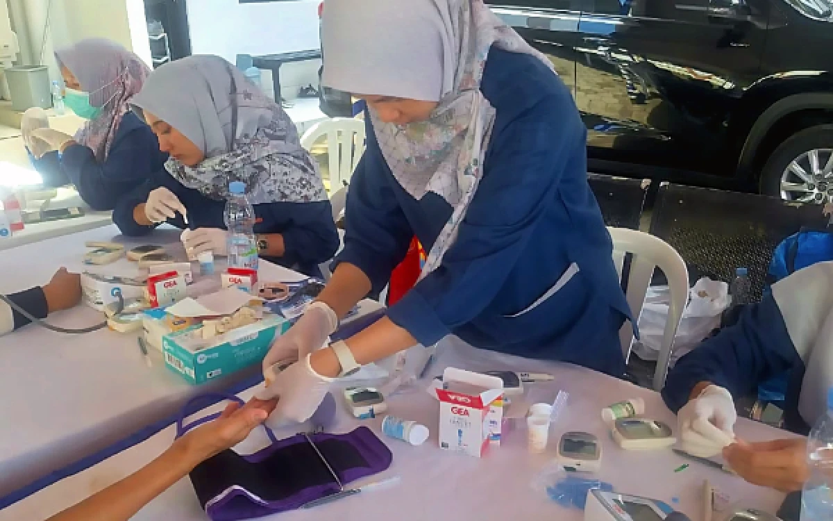 Foto BRI Region 4 Palembang melalui BRIMedika menghadirkan layanan cek kesehatan gratis bagi nasabah dan masyarakat, Senin 6 April 2026. (Foto: BRI Region 4 Palembang)