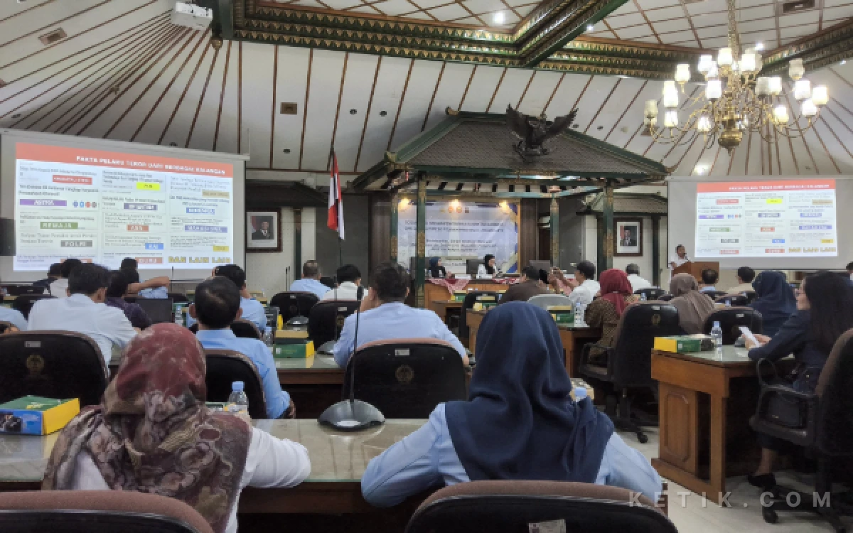 Foto Sejumlah ASN di lingkungan Pemda DIY menyimak paparan mengenai peta persebaran paham radikalisme dalam sosialisasi di Gedung Radyo Suyoso, Kompleks Bapperida DIY. Dalam kegiatan ini, Densus 88 Antiteror Polri memaparkan fakta dinamika radikalisme di berbagai sektor untuk meningkatkan kewaspadaan dan deteksi dini di kalangan abdi negara. (Foto: Bang Je for Ketik.com)
