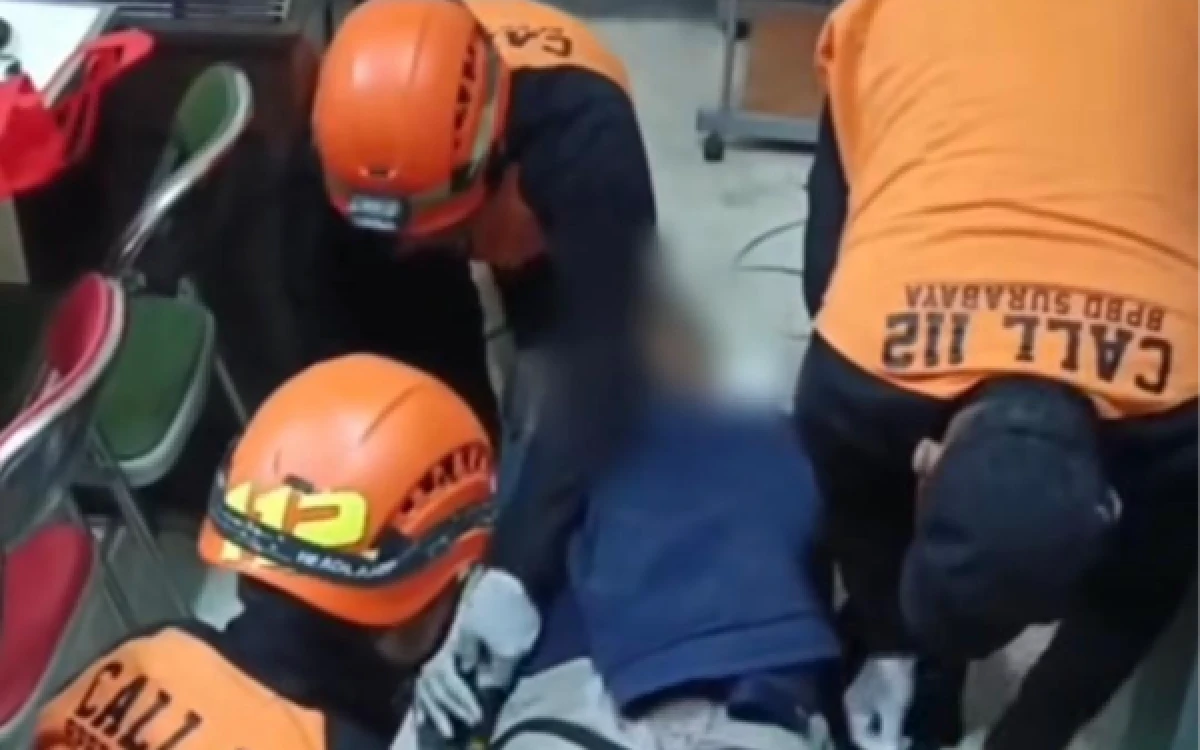 Thumbnail Berita - Tim Call 112 Evakuasi Pasien Darurat Medis dari Lantai 3 di Jalan Widodaren