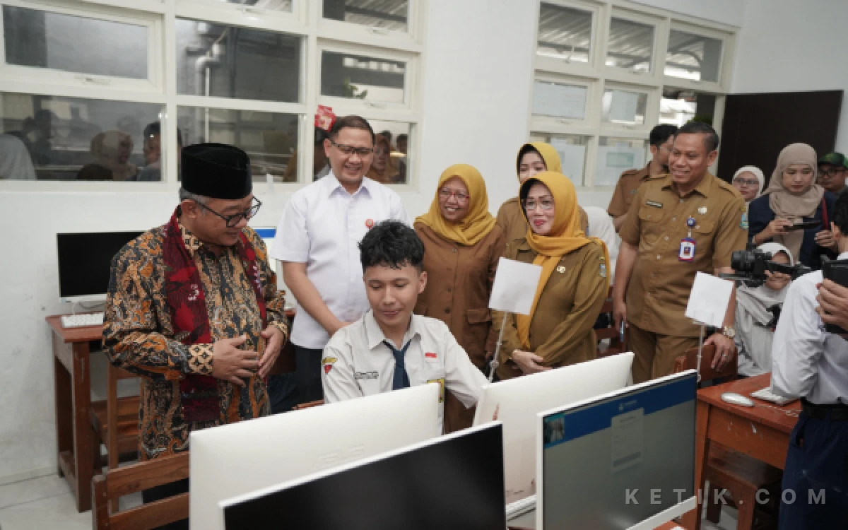 Thumbnail Berita - Mendikdasmen Tinjau Pelaksanaan TKA Hari Kedua di Surabaya, Siswa: Ujiannya Mudah!