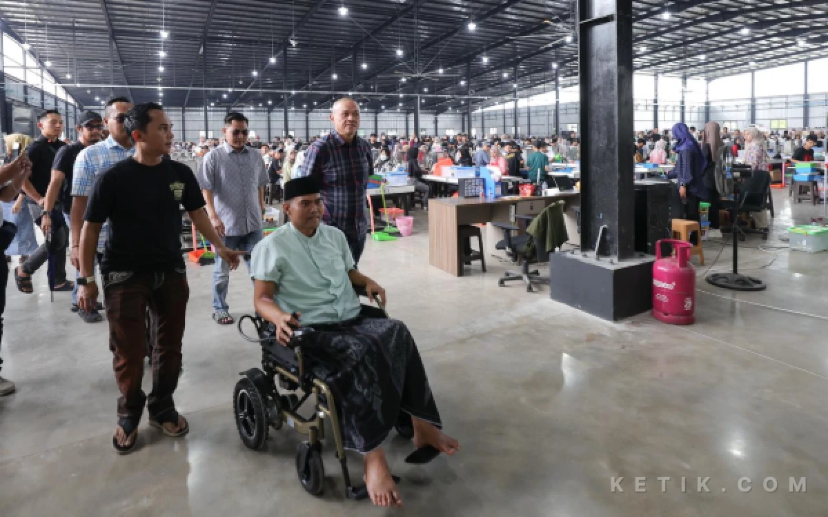 Foto H Muhammad Suryo didampingi staf dan kerabat melihat langsung operasional pabrik rokok HS di Muntilan, Magelang. Kehadiran Suryo di tengah para karyawan menjadi momen yang penuh semangat dan menunjukkan komitmennya dalam mendukung kesejahteraan karyawannya. (Foto: Lik Is for Ketik.com)