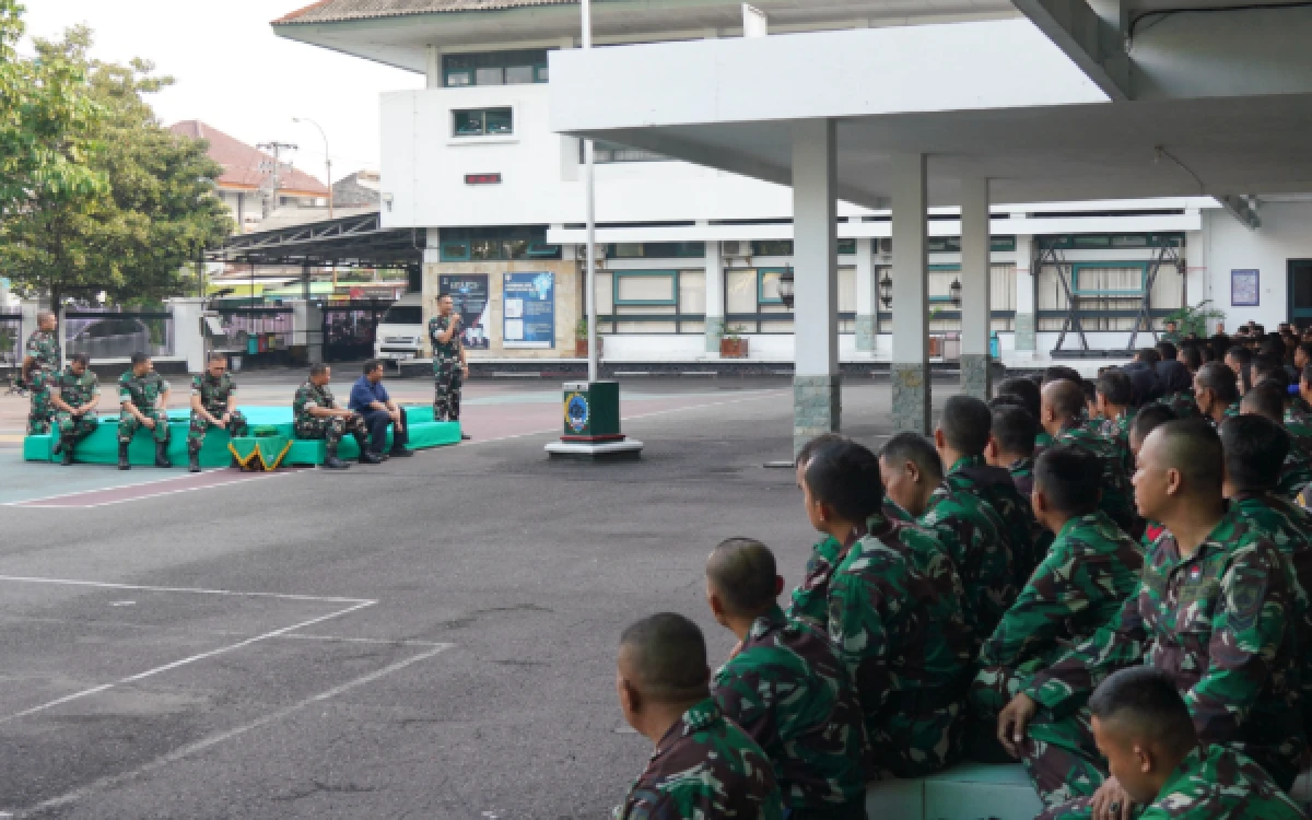 Foto Brigjen TNI Yuniar Dwi Hantono menekankan pentingnya menjaga nama baik satuan saat memberikan arahan kepada jajaran Korem 072/Pamungkas. Ia menginstruksikan seluruh personel untuk menjauhi segala bentuk pelanggaran dan senantiasa mendasari tugas dengan rasa syukur serta ibadah tepat waktu. (Foto: Penrem 072/Pmk for Ketik.com)