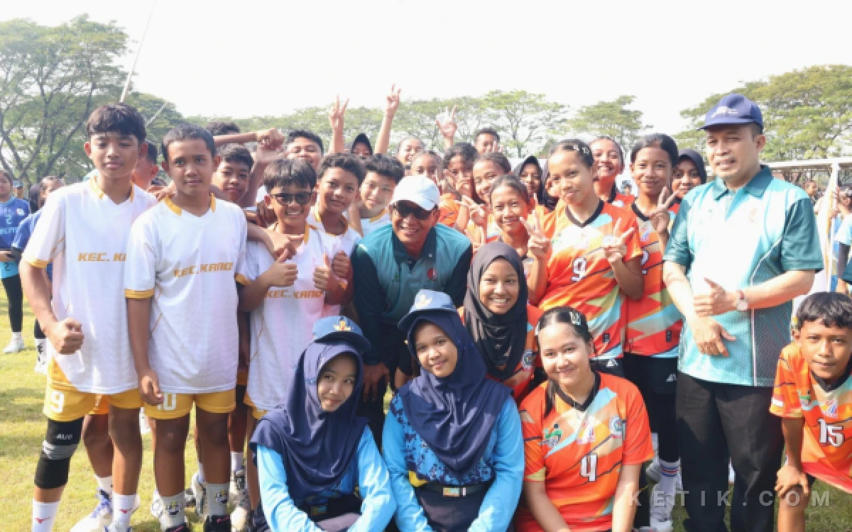 Foto Bupati Bojonegoro H Setyo Wahono tengah topi putih bersama siswa/i (foto Humas Pemkab Bojonegoro)