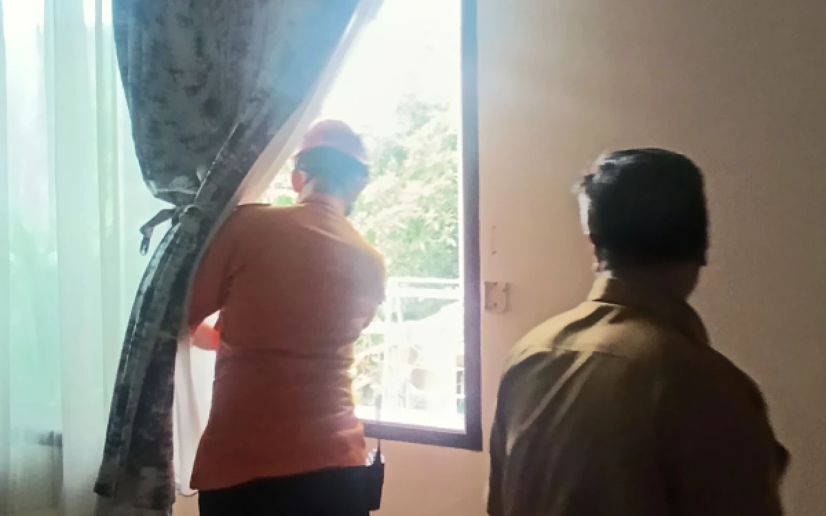 Thumbnail Berita - BPBD Surabaya Data 2 Rumah Diduga Terdampak Ledakan di Waru, Kaca Pecah dan Fitting Lampu Rusak