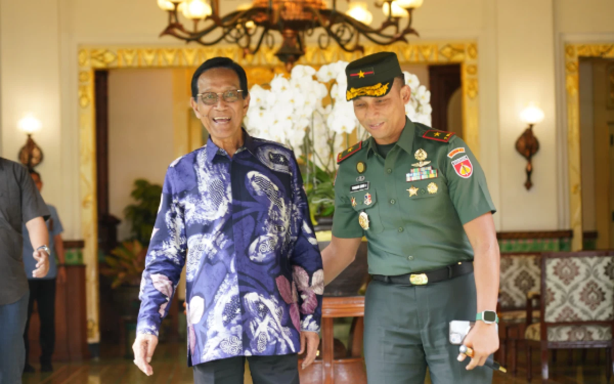Foto Sinergi TNI dan Pemda: Danrem 072/Pamungkas Brigjen TNI Yuniar Dwi Hantono melakukan audiensi dengan Gubernur DIY Sri Sultan Hamengku Buwono X. Selain memperkenalkan diri sebagai pejabat baru, Brigjen TNI Yuniar berkomitmen menindaklanjuti arahan Sri Sultan HB X terkait penguatan komunikasi sosial dan adaptasi budaya lokal. (Foto: Penrem 072/Pmk for Ketik.com)