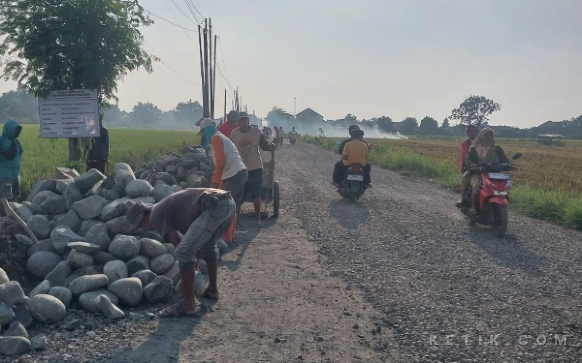 Thumbnail Berita - Lama Dinantikan Warga, Pemkab Pemalang Rekonstruksi Jalan Kebondalem–Caur Senilai Rp3,9 Miliar