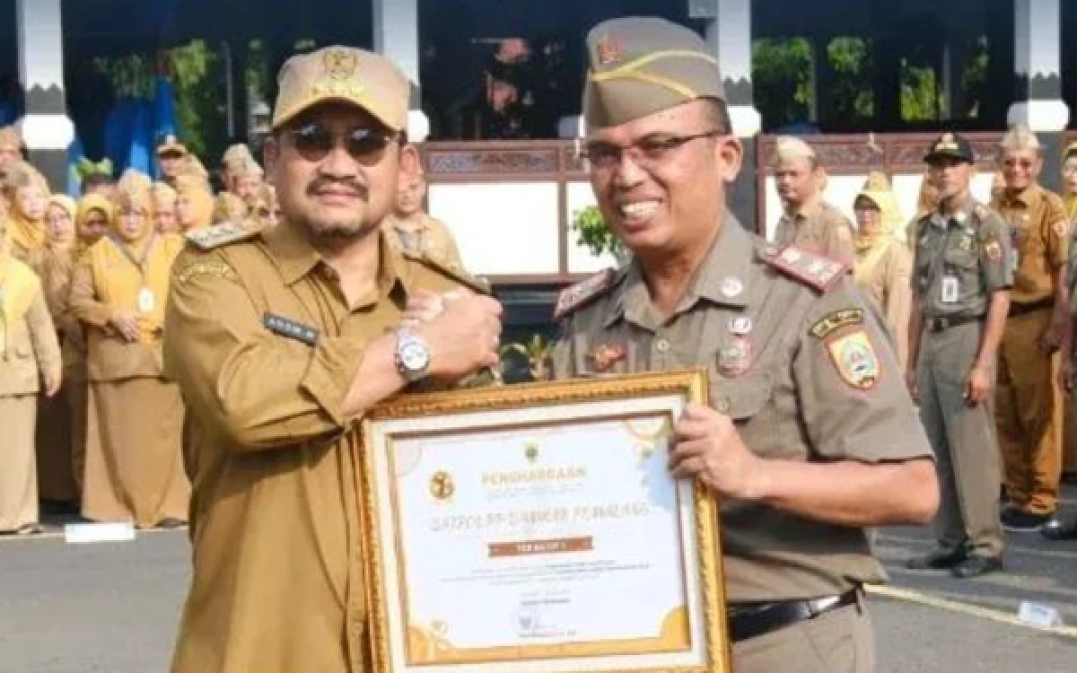 Thumbnail Berita - Bupati Pemalang Serahkan Penghargaan PPID Teraktif 2025, Satpol PP hingga Kecamatan Belik Terdepan