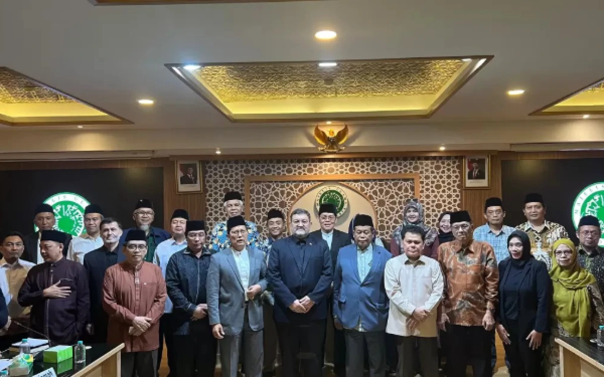 Foto Duta Besar Iran untuk Indonesia, Mohammad Boroujerdi (tengah) saat berkunjung ke kantor MUI, beberapa waktu lalu. (Foto: MUI)