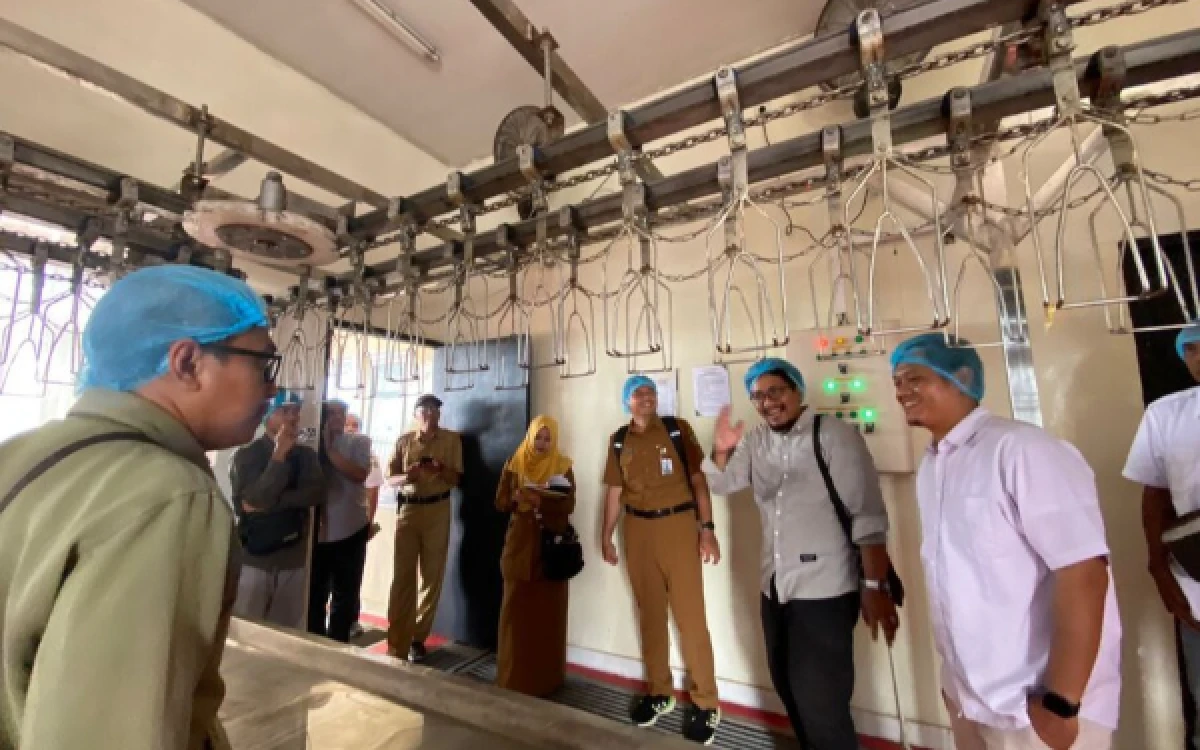 Thumbnail Berita - Dongkrak PAD Lewat Sektor Peternakan, Gresik ‘Curi’ Ilmu Manajemen RPH Surabaya