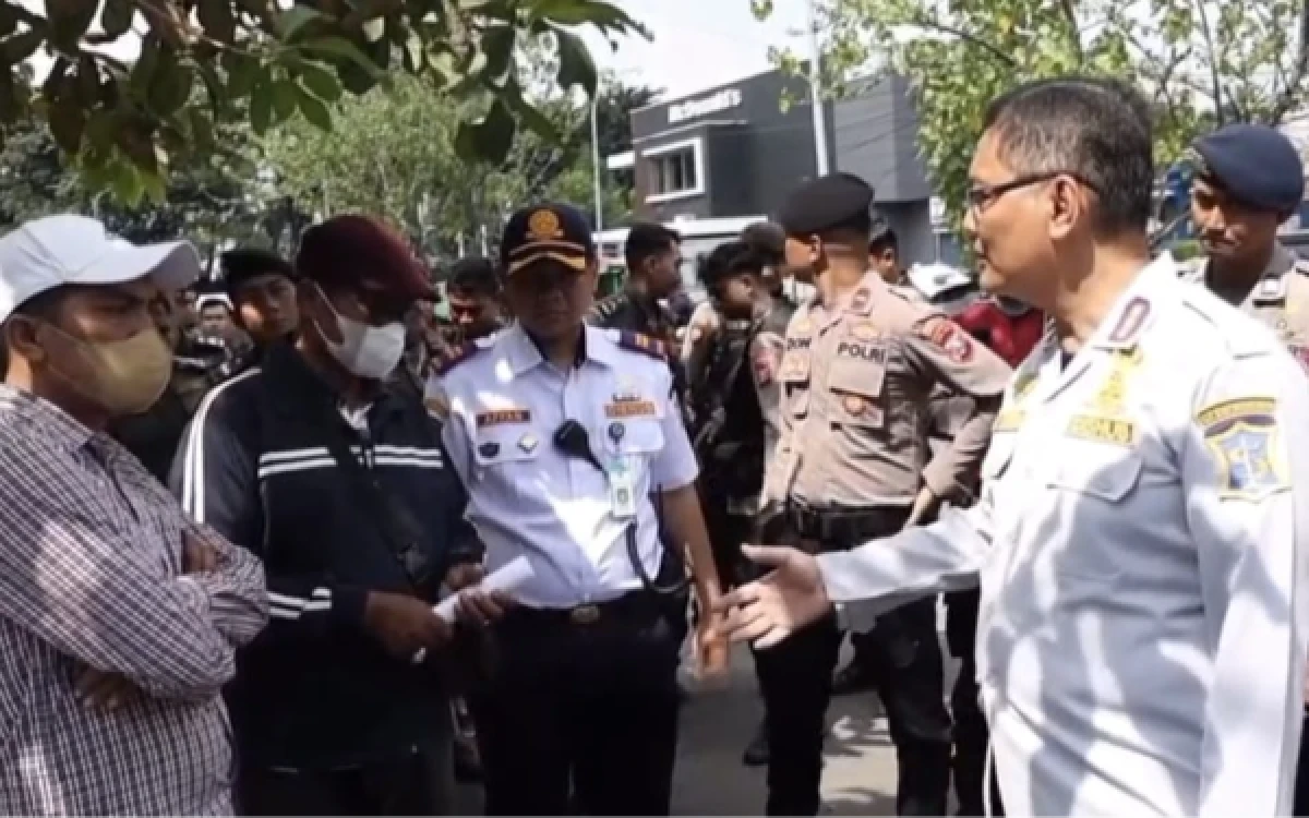 Thumbnail Berita - Tegas! Pemkot Surabaya Berlakukan Parkir Digital, Jukir Tak Kooperatif Akan Diganti