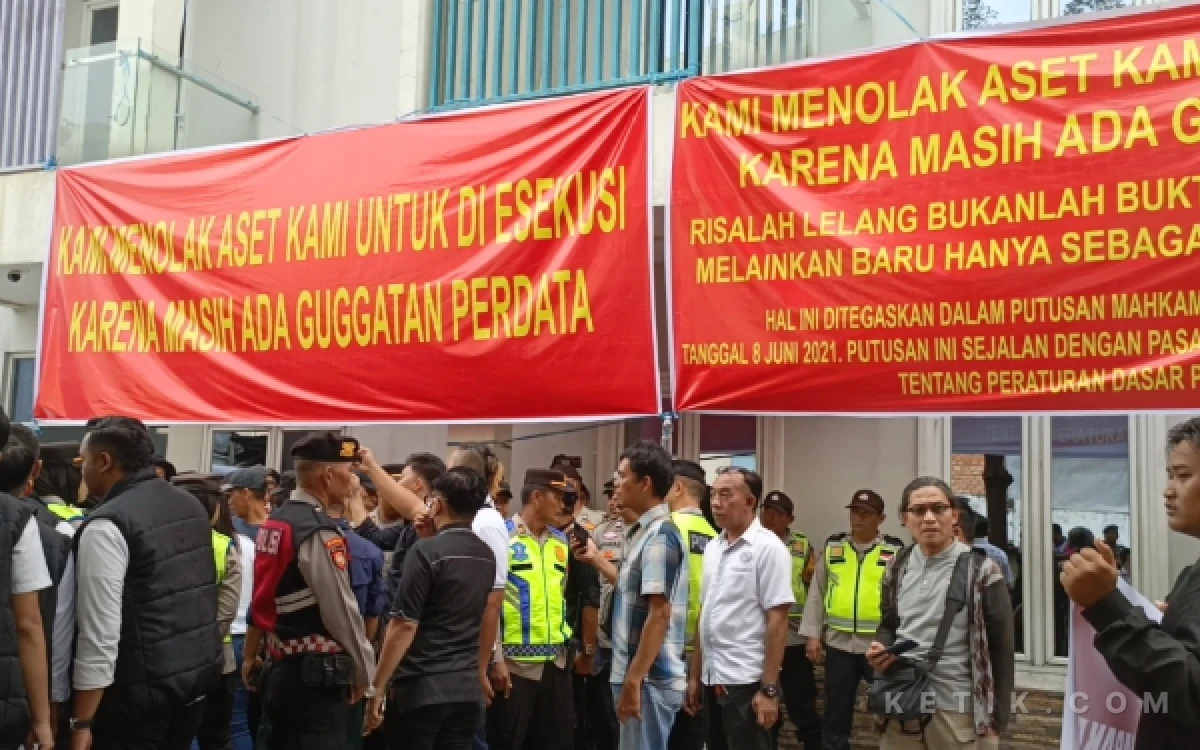 Foto Eksekusi Objek Bangunan Hotel Barlian berada di wilayah Sukarami Palembang, Rabu 8 April 2026. (Foto: M Nanda/Ketik.com)