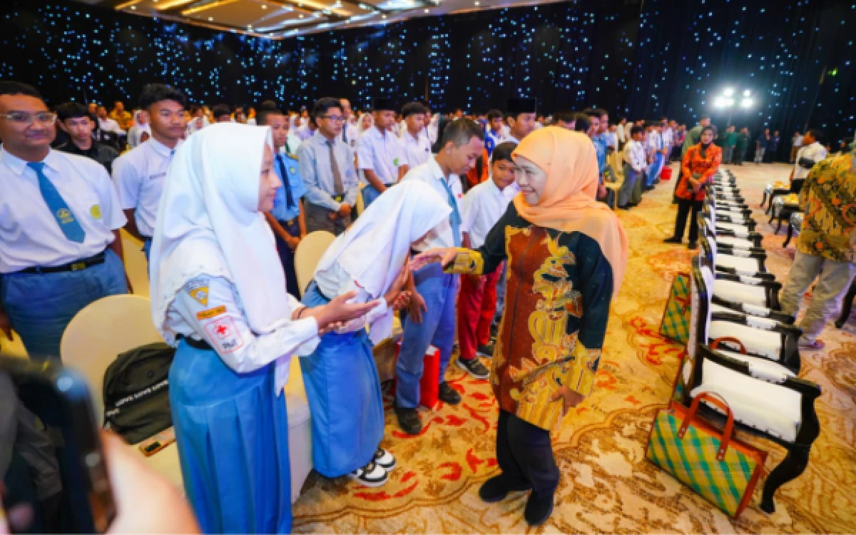 Thumbnail Berita - Luncurkan SPMB Jatim 2026! Empat Tahap Seleksi, Gubernur Khofifah Pastikan Lebih Transparan dan Berkeadilan