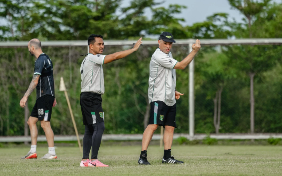 Thumbnail Berita - Arsitek Persebaya Bernardo Tavares Siapkan Strategi Tangkal Skuad Bertabur Bintang Persija