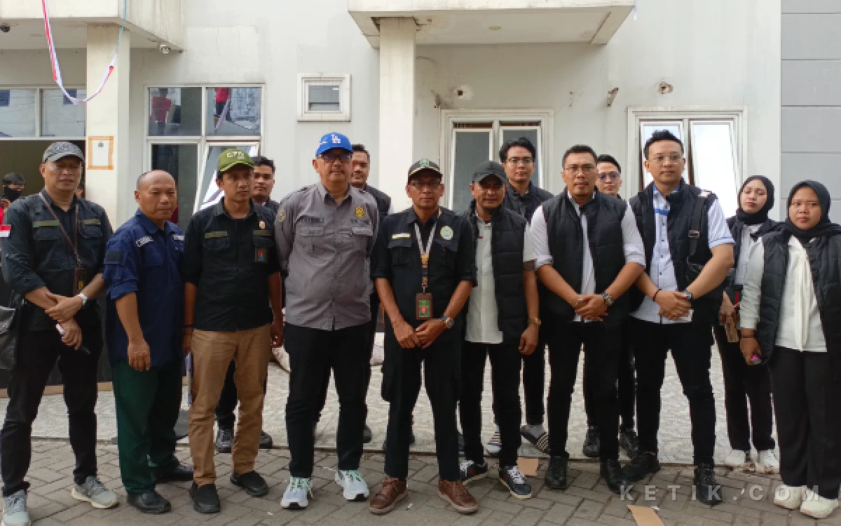 Foto Jajaran tim Pengadilan Negeri Palembang bersama kuasa hukum pihak pemohon berfoto usai pelaksanaan eksekusi pengosongan objek sengketa di kawasan Hotel Berlian, Sukarami KM 9, Rabu 8 April 2026. (Foto: M Nanda/Ketik.com)