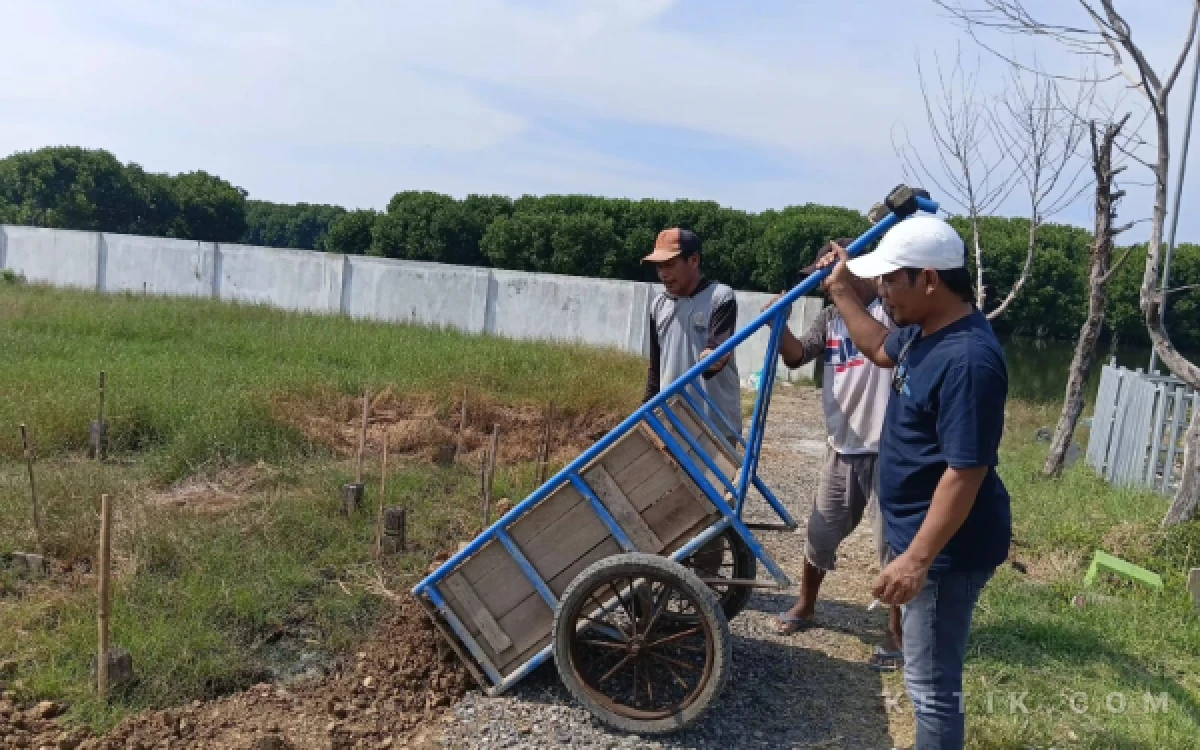 Thumbnail Berita - Prihatin Kondisi Makam, Warga Randusanga Kulon Brebes Inisiasi Galang Dana Mandiri untuk Pengurugan Lahan