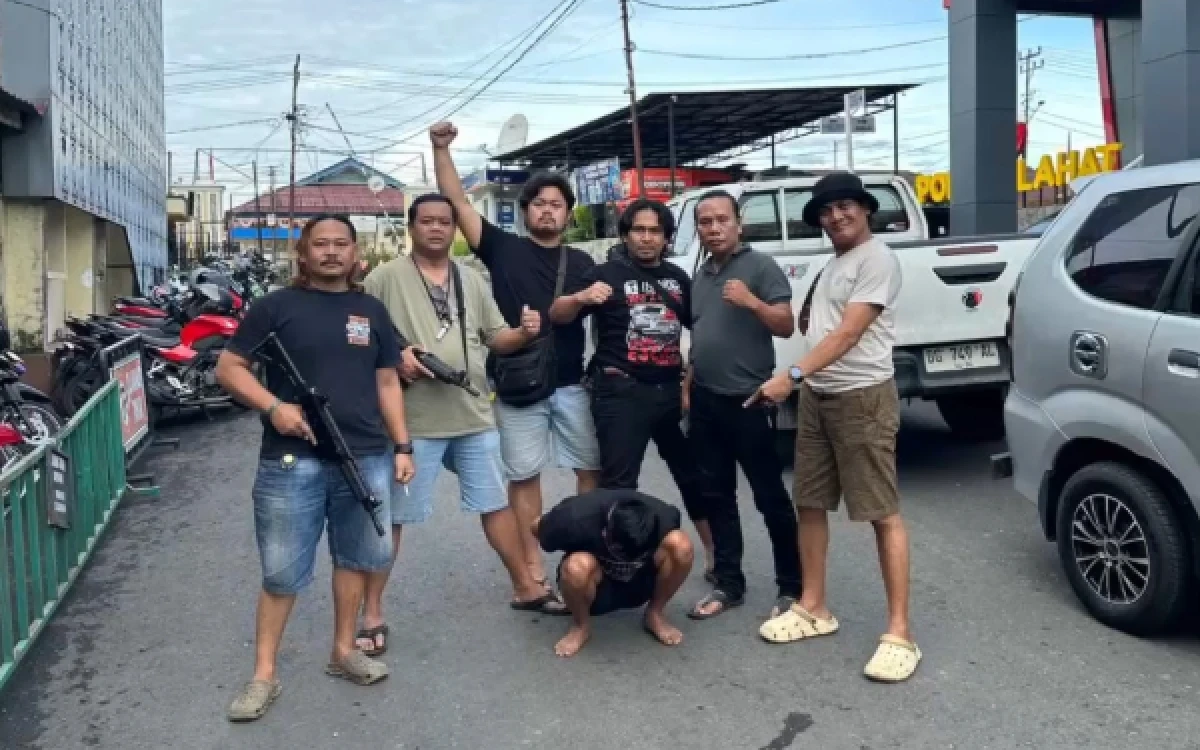 Foto Aparat Satreskrim Polres Lahat yang  berhasil mengamankan pelaku pembunuhan terhadap ibunya sendiri di  Desa Karang Dalam Kecamatan Pulau Pinang, Kabupaten Lahat, Rabu 8 April 2026 (Foto : Yola/Ketik.Com)