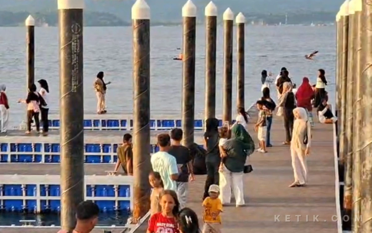 Thumbnail Berita - Ramai Diburu saat Sore, Dermaga Ini Simpan Senja yang Sulit Dilupakan