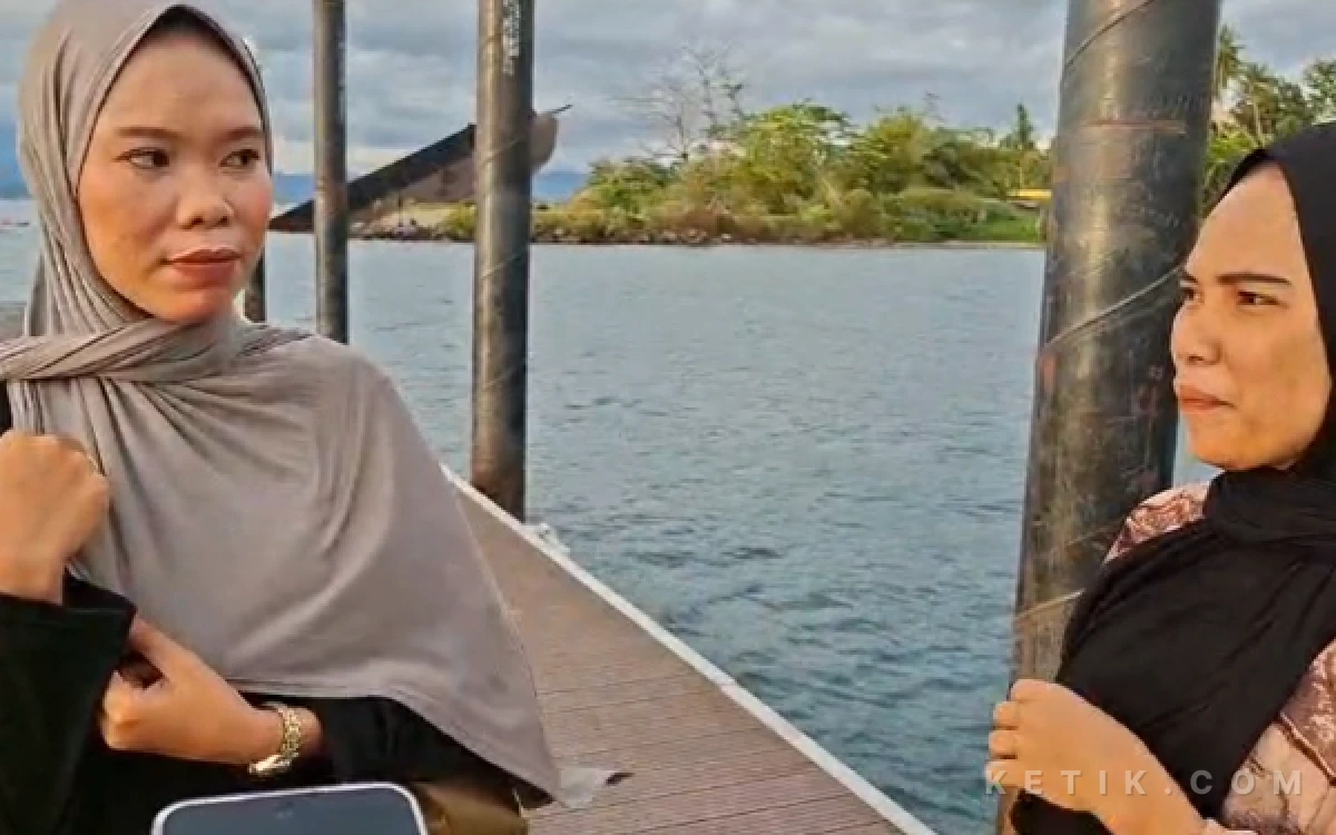Foto Rin dan Aca Warga Pulau Obi yang datang berfoto di Dermaga Apung (Foto: Mursal/Ketik.com)