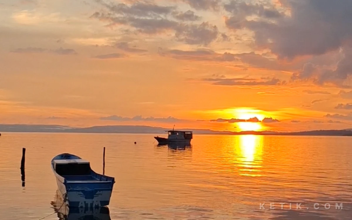 Foto Sunset di di seputar dermaga Apung pelabuhan semut Bacan Selatan (Foto: Mursal/Ketik.com)