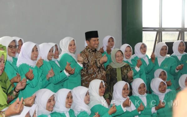 Thumbnail Berita - [FOTO] Emil Dardak Dikerubungi Emak-Emak Muslimat dan Fatayat PCNU Jombang: Wagube Guanteng!