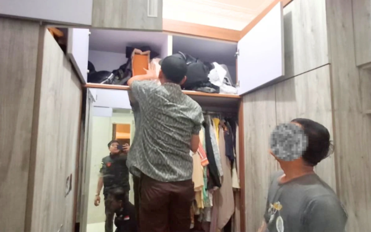 Foto Proses Penggeledahan oleh tim Penyidik Kejaksaan Tinggi Sumatera Selatan dalam Perkara tindak Pidana Korupsi Sektor Pelayaran, Selasa 7 April 2026. (Foto: Penkum Kejaksaan tinggi Sumsel)