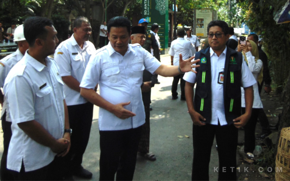 Foto Bupati Subandi memerintahkan Plt Kepala DLHK Sidoarjo Arif Mulyono (kanan) dan Pj Kades Terungkulon Randi Kusuma segera membersihkan sampah di TPS Sampah Desa Terungkulon, Krian. (Foto: Fathur Roziq/Ketik.com).