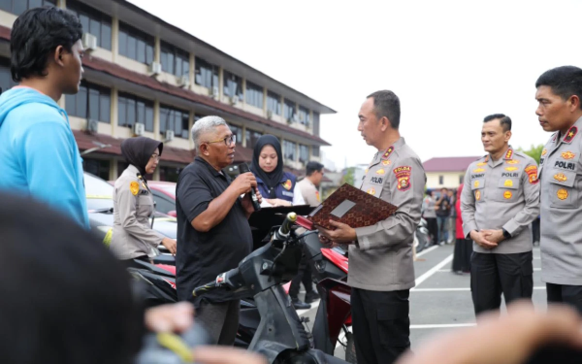 Foto Kapolda Sumsel, Irjen Pol Sandi Nugroho, memimpin langsung penyerahan 497 unit kendaraan bermotor, di Mapolda Sumsel, Rabu 8 April 2026. (Foto : Yola/Ketik.Com)