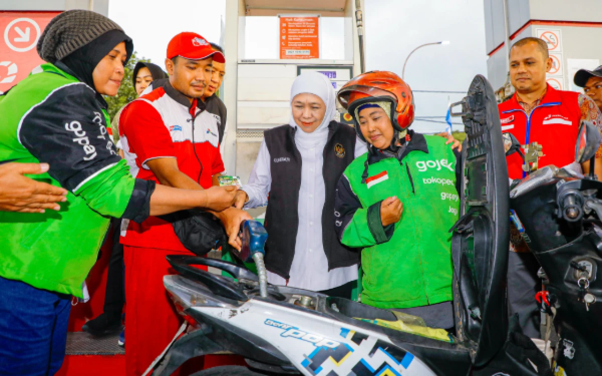 Thumbnail Berita - Perkuat Daya Tahan Ekonomi di Tengah Tekanan Pendapatan, Gubernur Khofifah Bagi-Bagi Bensin Gratis untuk 200 Ojol
