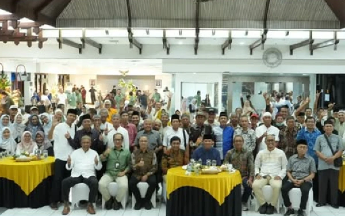 Thumbnail Berita - Merajut Kebersamaan, Ratusan Purna Tugas Hadiri Halalbihalal Perumda Surya Sembada Kota Surabaya