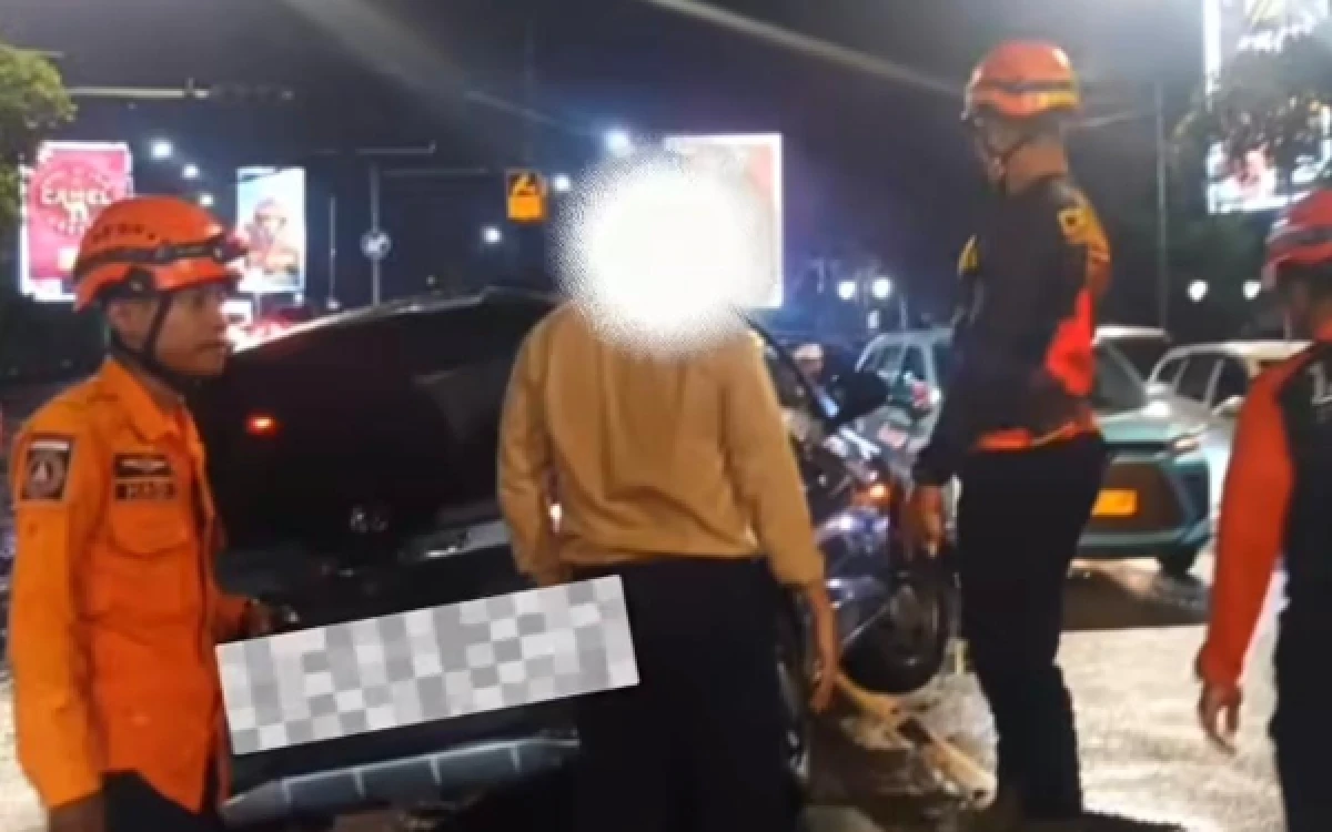 Thumbnail Berita - Mobil yang Naik ke Pembatas Jalan di Ngagel Surabaya Dievakuasi Tim Call 112