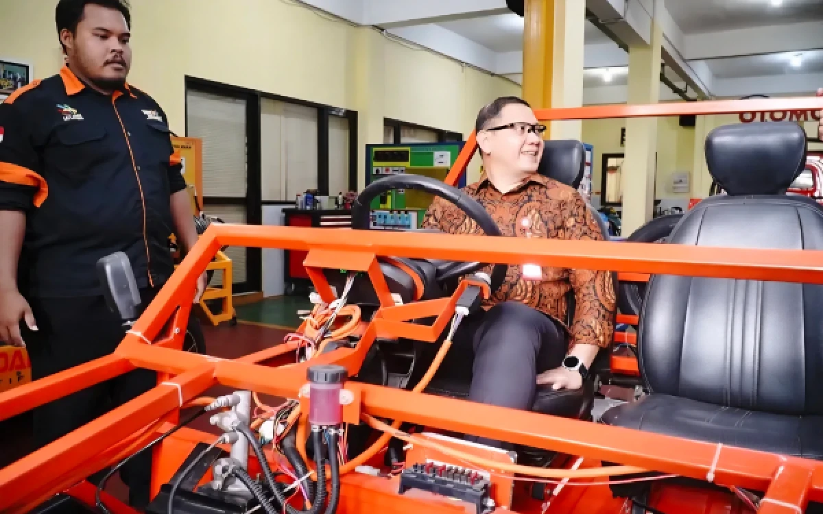 Thumbnail Berita - Kadisdik Jatim Jajal Mobil Listrik Karya Siswa SMK YPM 8 Sidoarjo, Bukti Kreativitas Anak Bangsa