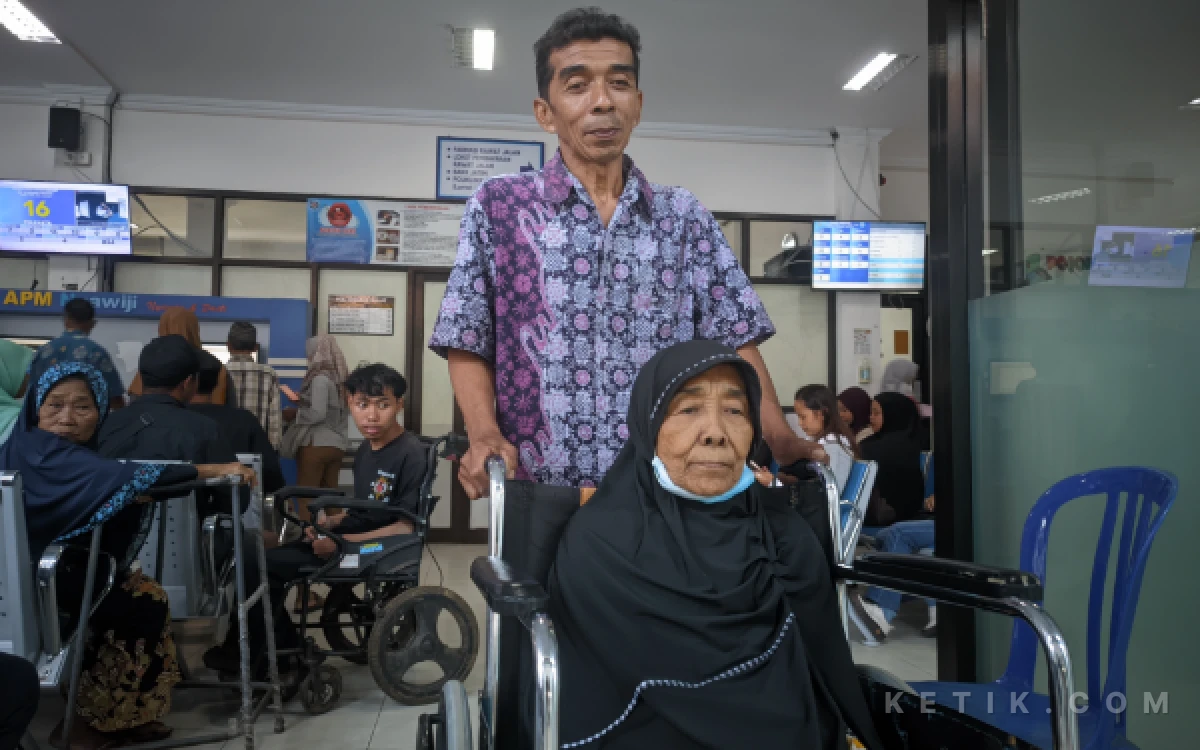 Foto Widodo saat mendampingi ibunya kontrol di RSUD dr. Darsono Pacitan