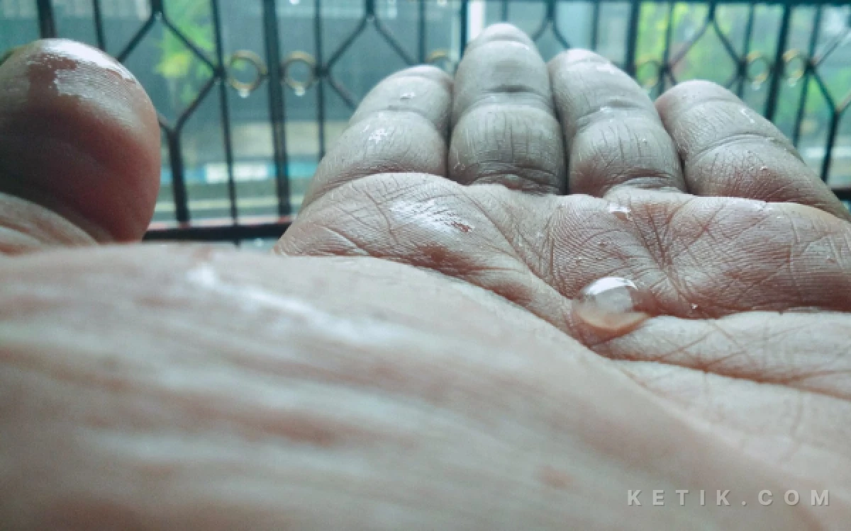 Thumbnail Berita - Hujan Deras Disertai Es Turun di Sawojajar Kota Malang