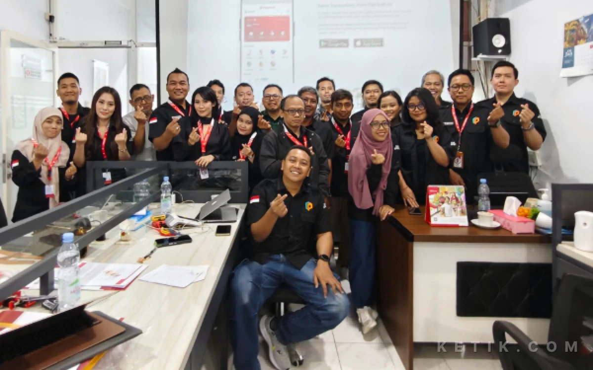 Foto CEO dan para karyawan Pakaidonk menyamakan visi dan misi untuk memperlebar bisnis hingga luar negeri. (Foto: Fitra/Ketik.com)