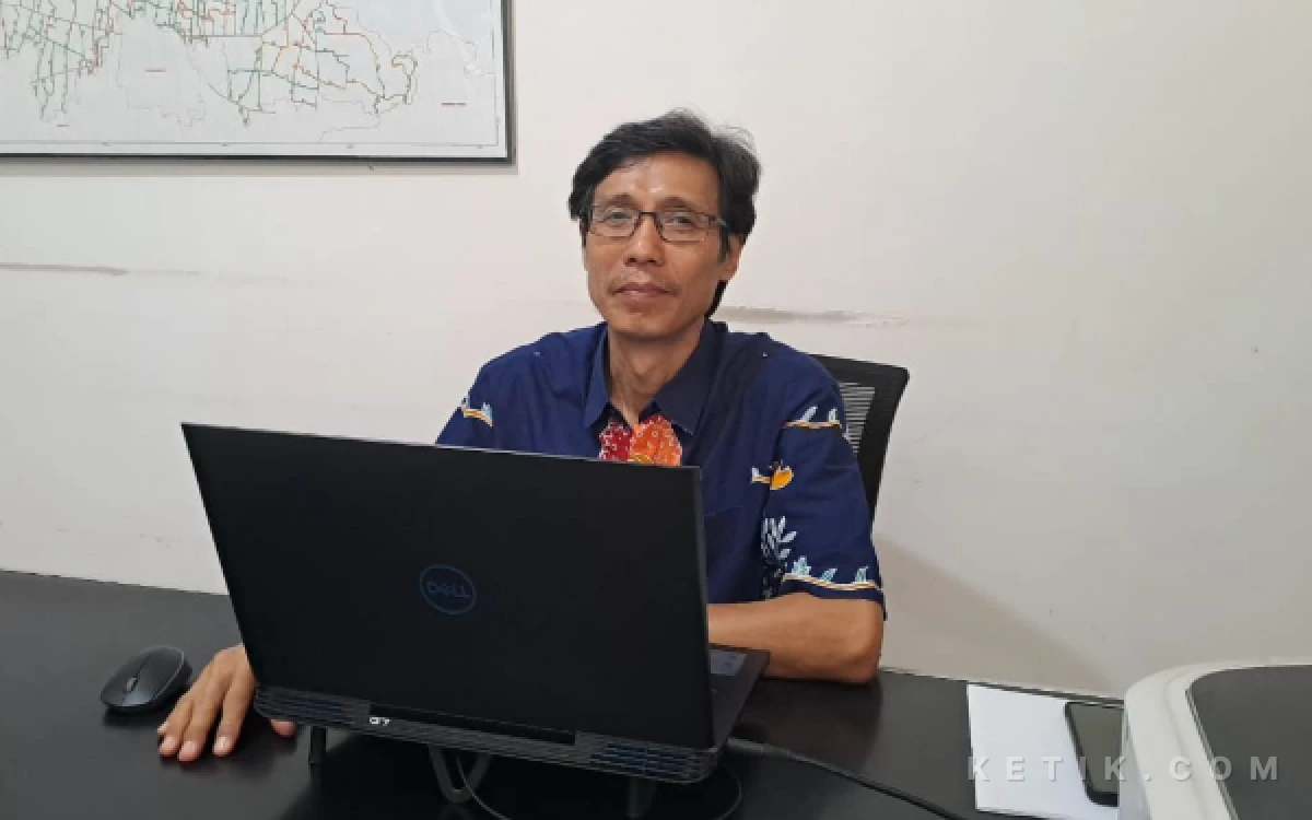 Foto Kepala Bidang Bina Marga DPUPKP Kabupaten Sleman, Fauzan Ma’ruf, ST, saat ditemui di kantornya, Kamis 9 April 2029. Melalui program pemeliharaan rutin, pihaknya menargetkan tingkat kemantapan jalan di Kabupaten Sleman mampu mencapai angka 80 persen guna mendukung mobilitas dan pertumbuhan ekonomi warga. (Foto: Fajar R/Ketik.com)