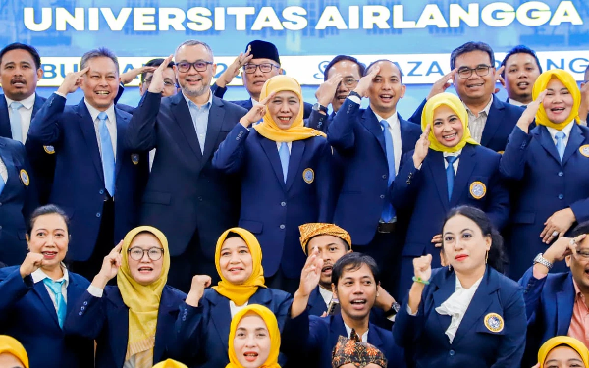 Thumbnail Berita - Lantik Pengurus Wilayah IKA UNAIR! Gubernur Khofifah: Alumni Sebagai Orkestrator Kolaborasi Satukan Keilmuan dan Pengalaman Profesional