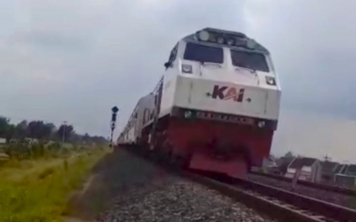 Thumbnail Berita - Nyawa Terselamatkan, Masinis dan Petugas KAI Gagalkan Upaya Bunuh Diri di Jalur KA Kertosono