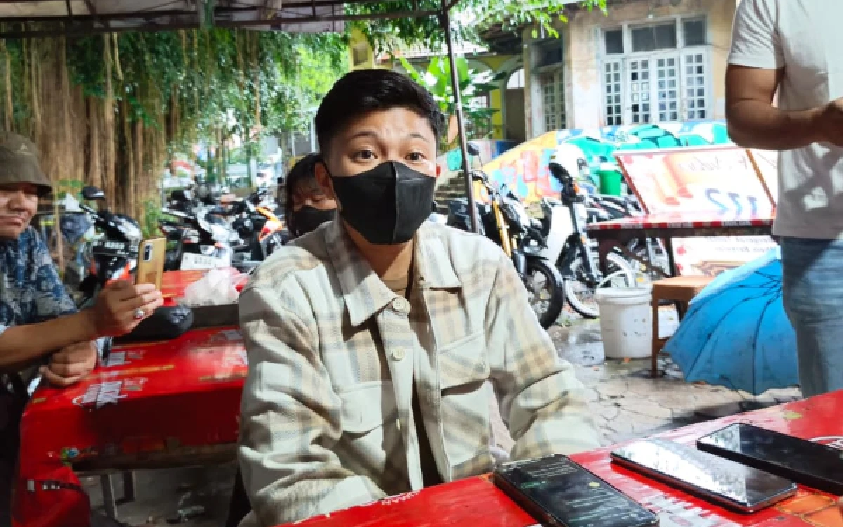 Thumbnail Berita - Rey Ungkap Perihal Nikah Siri Sesama Jenis, Mengaku Dipaksa dan Curiga Ada Motif Ekonomi di Baliknya