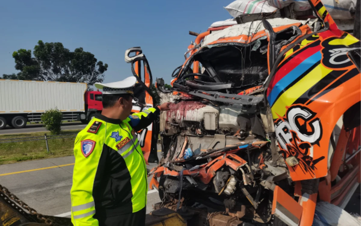 Thumbnail Berita - Kronologi Kecelakaan Truk Muat Paket Seruduk Truk Pasir di Tol Jombang, Dua Meninggal