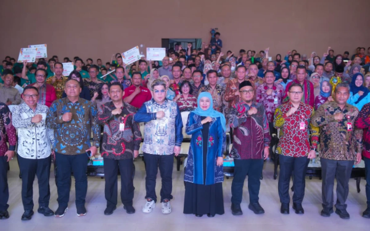 Thumbnail Berita - Gubernur Khofifah Tutup LKS Dikmen Jatim 2026, Targetkan Juara Umum Nasional Empat Kali Beruntun