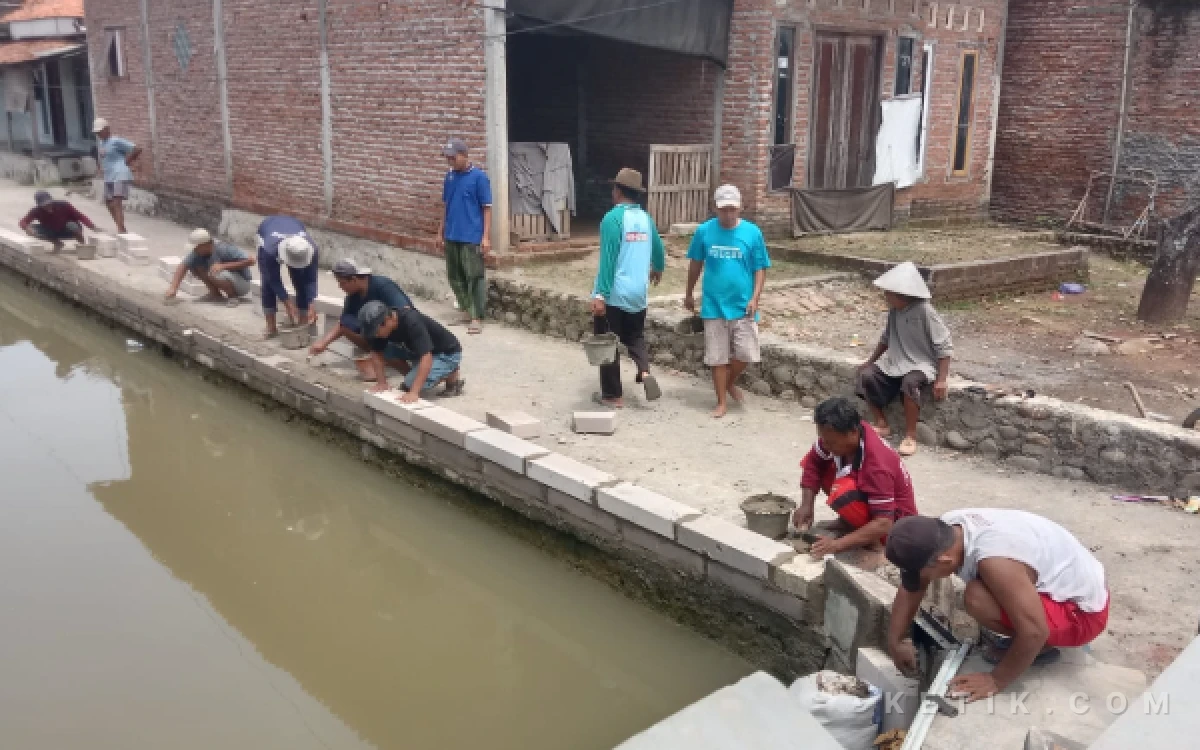Thumbnail Berita - Paguyuban Merah Putih Kaliprau di Pemalang Gotong Royong Tanggulangi Rob