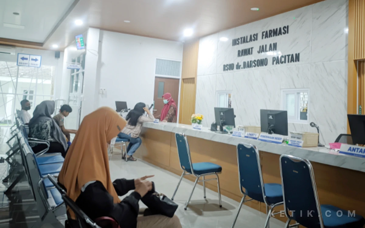 Foto Suasana pelayanan pengambilan obat di Instalasi Farmasi RSUD dr. Darsono Pacitan yang kini lebih luas dan nyaman, Jumat, 10 April 2026. (Foto: Al Ahmadi/Ketik)