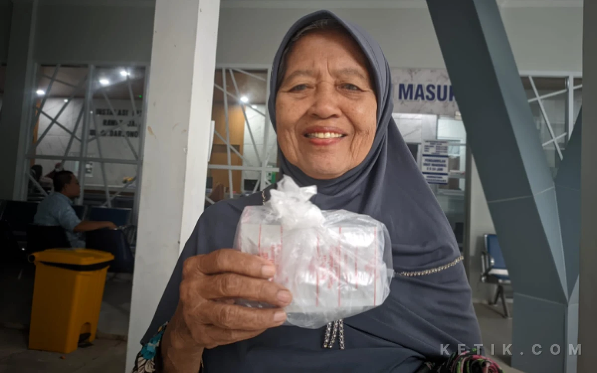 Foto Sri Hariyati (73) semringah sambil menunjukkan obat yang diambilnya di Instalasi Farmasi RSUD dr. Darsono Pacitan, Jumat, 10 April 2026. (Foto: Al Ahmadi/Ketik)