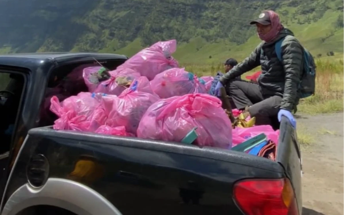 Foto Tumpukan sampah yang berhasil dikumpulkan dari kegiatan bersih-bersih di kawasan Gunung Bromo, Senin, 6 April 2026 (Foto : Balai Besar TNBTS)
