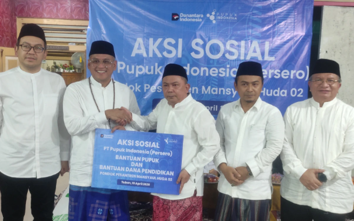 Foto Serah terima bantuan pendidikan pesantren dari Direktur Utama PT Pupuk Indonesia, Rahmad Pribadi kepada pesantren PPMH 02 Desa Jatisari, Kecamatan Senori, Kabupaten Tuban, Jumat 10 April 2026 (Foto: Ahmad Istihar/Ketik.com)