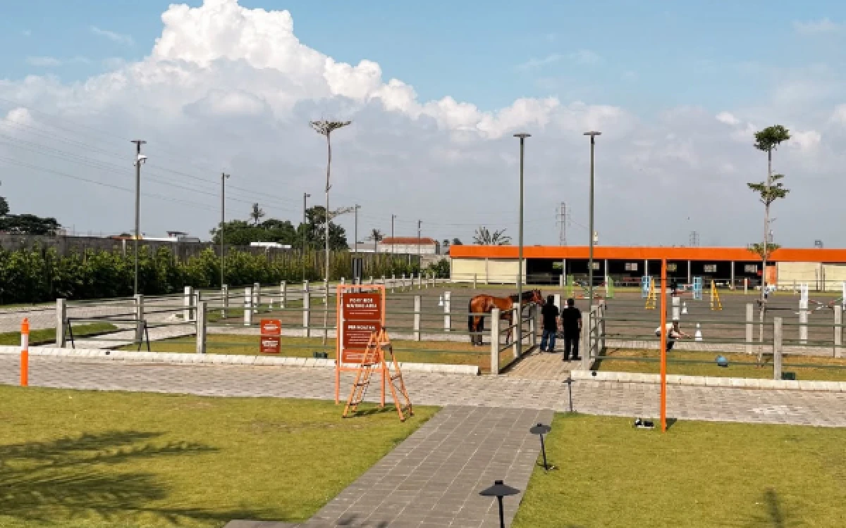 Thumbnail Berita - Tampil Beda, Zumma Coffee Malang Usung Konsep Kafe dengan Area Pacuan Kuda