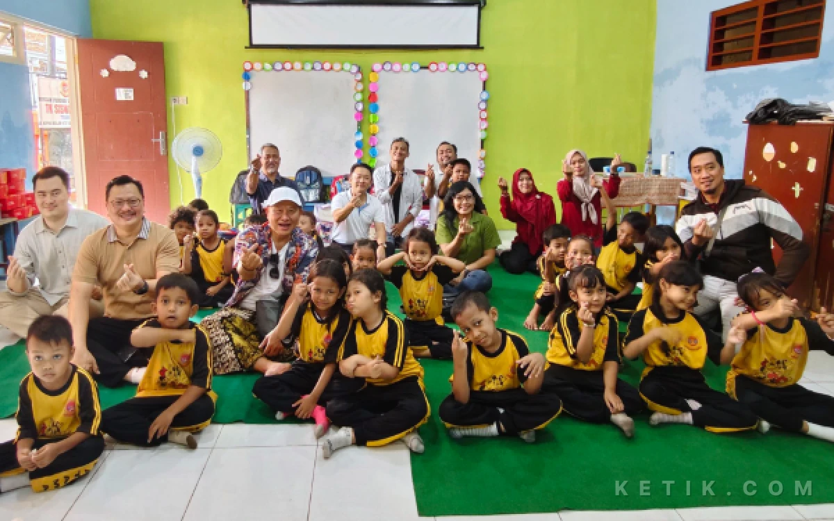 Foto Keceriaan siswa-siswi TK Siswa Tama di Kupang Krajan V Surabaya usai sekolahnya direnovasi oleh SFC. (Foto: Fitra/Ketik.com)