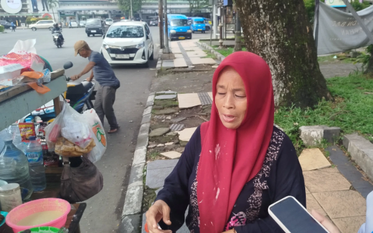 Thumbnail Berita - Dilema Pedagang Kecil Saat Harga Plastik Naik, Harga Jual Tak Berani Ikut