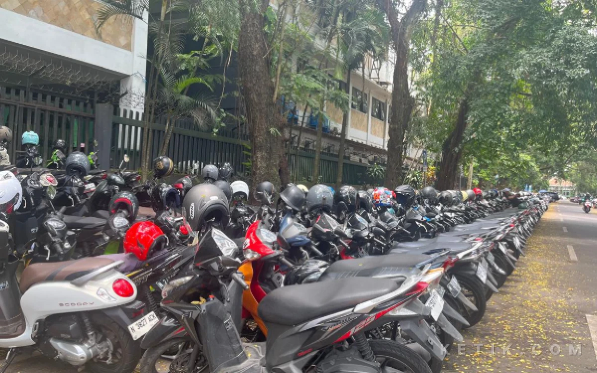 Foto Salah satu titik parkir tepi jalan yang ada di Kota Malang, DPRD Kota Malang meminta agar dilakukan pemetaan ulang. (Foto: Lutfia/Ketik.com)